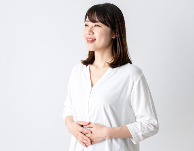腹式呼吸を行うボイストレーニング中の女性