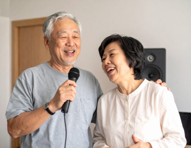 自宅でボイストレーニングしているシニアご夫婦