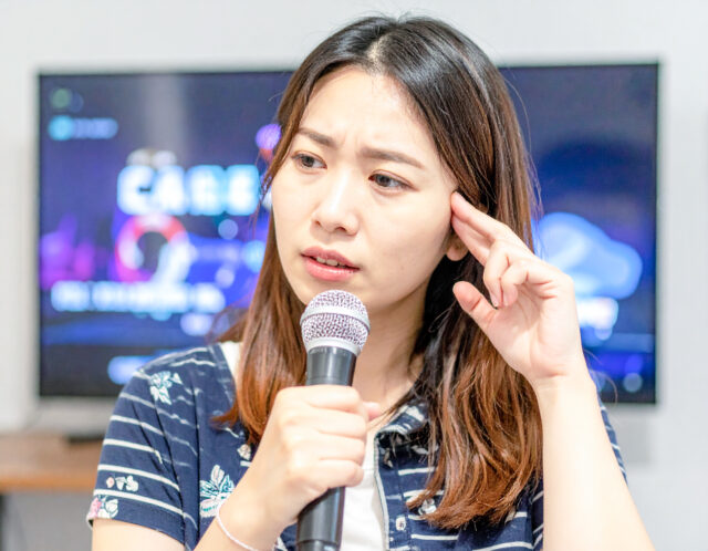 カラオケで音痴を気にする女性